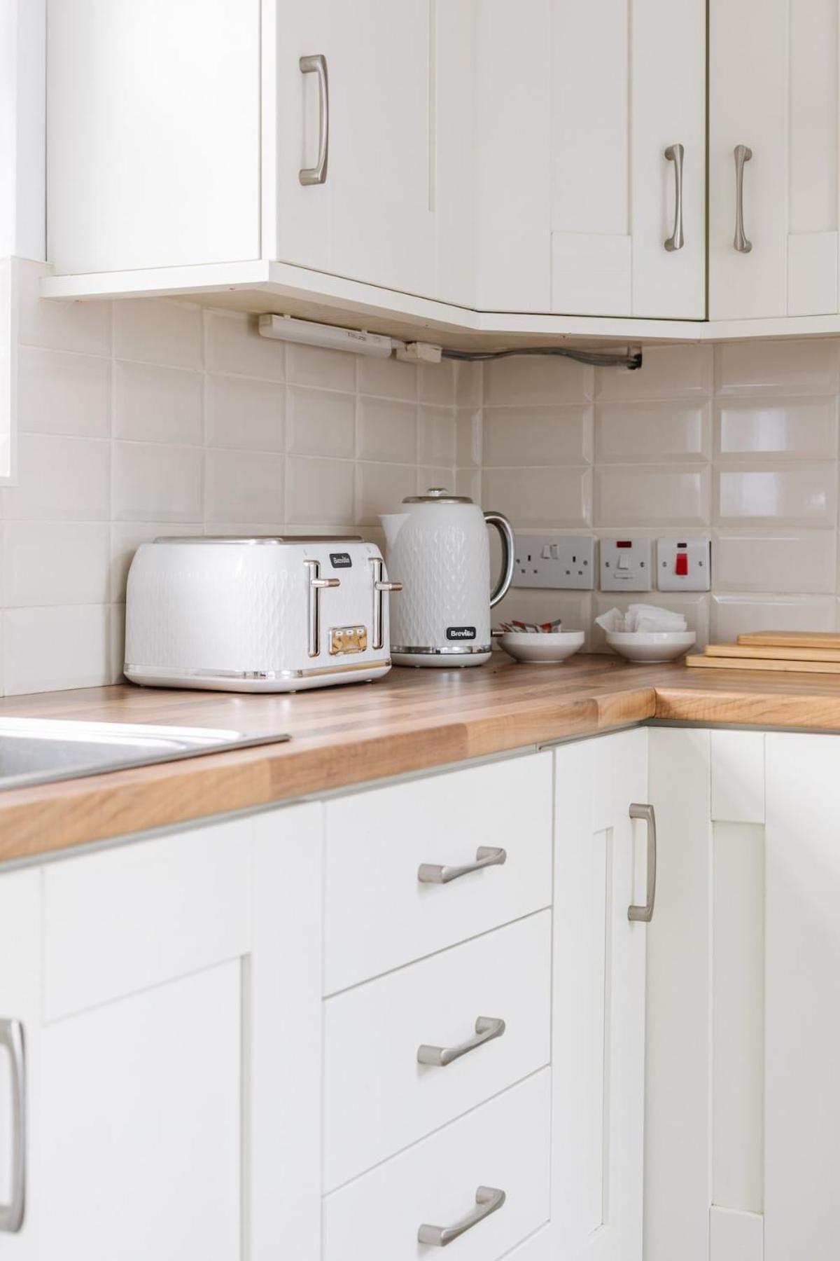 Luxurious 3 Bedroom In Belfasts Trendy Lisburn Road Sleeps 6 Modern & Spacious Apartment Belfast
