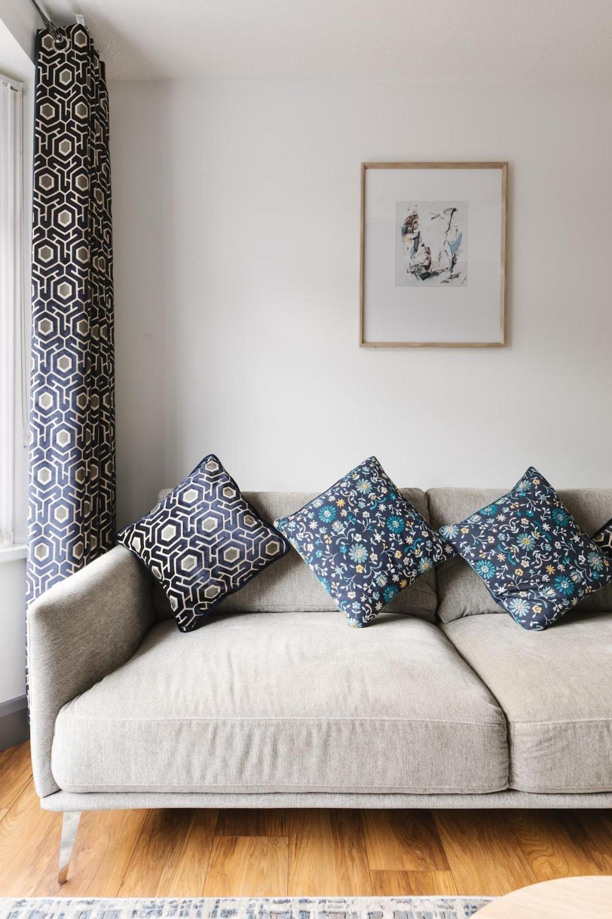 Luxurious 3 Bedroom In Belfasts Trendy Lisburn Road Sleeps 6 Modern & Spacious *