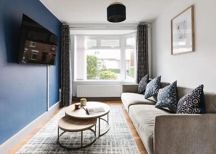 Luxurious 3 Bedroom Home In Belfasts Trendy Lisburn Road Sleeps 6 Modern & Spacious