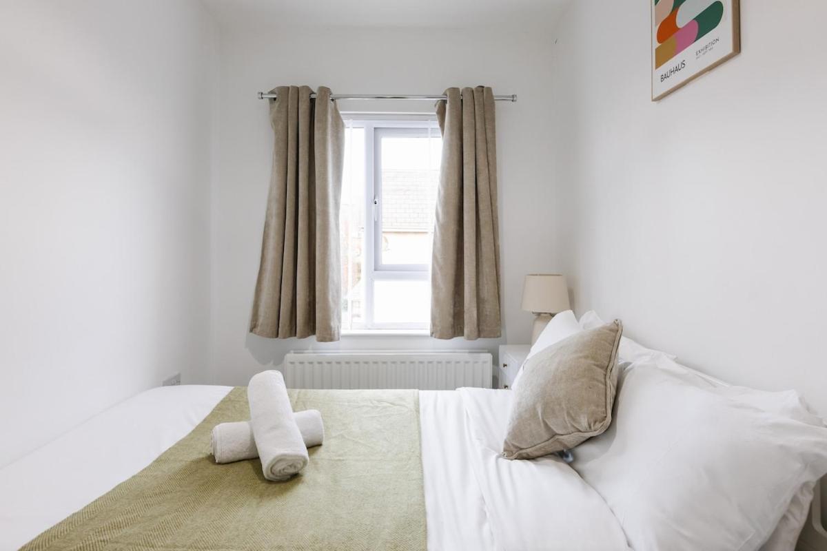 Luxurious 3 Bedroom In Belfasts Trendy Lisburn Road Sleeps 6 Modern & Spacious Apartment