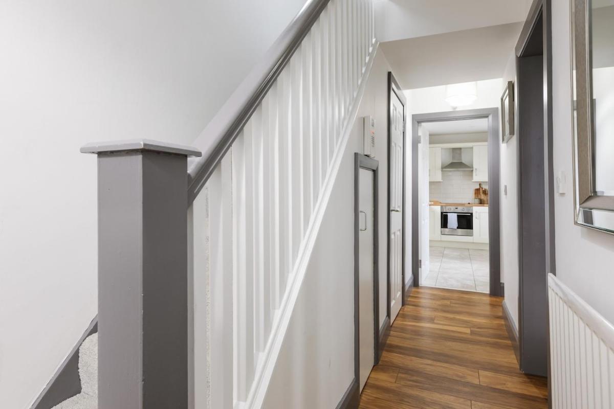 Luxurious 3 Bedroom In Belfasts Trendy Lisburn Road Sleeps 6 Modern & Spacious Apartment *