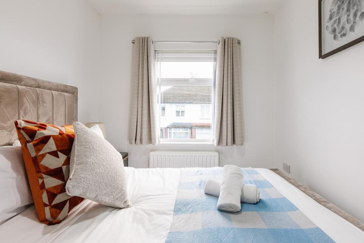 Luxurious 3 Bedroom In Belfasts Trendy Lisburn Road Sleeps 6 Modern & Spacious Apartment *
