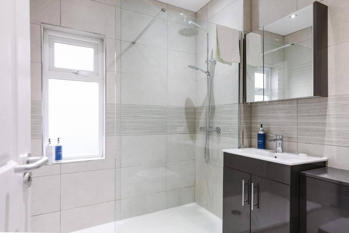 Luxurious 3 Bedroom In Belfasts Trendy Lisburn Road Sleeps 6 Modern & Spacious Apartment Belfast