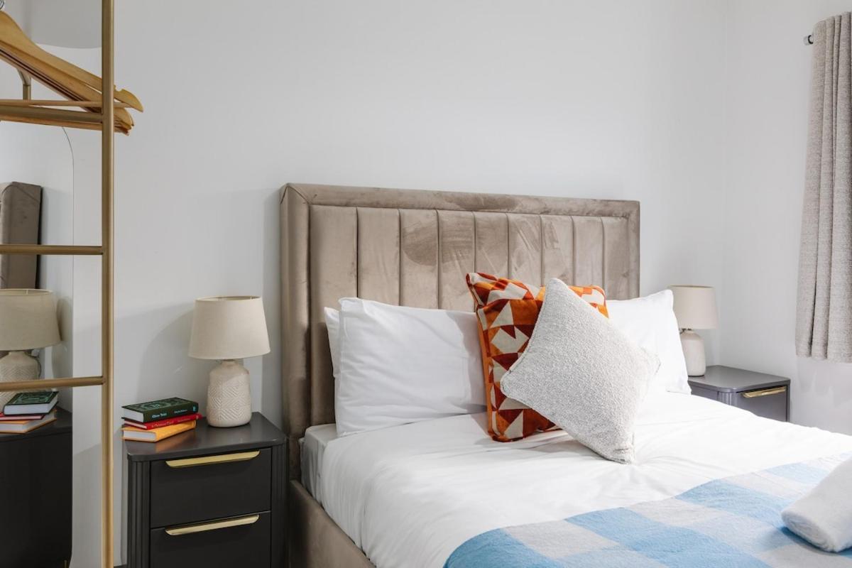 Luxurious 3 Bedroom In Belfasts Trendy Lisburn Road Sleeps 6 Modern & Spacious *