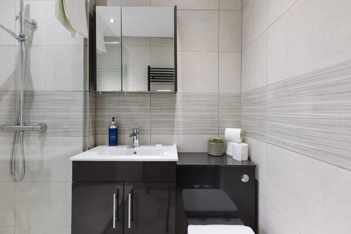Luxurious 3 Bedroom In Belfasts Trendy Lisburn Road Sleeps 6 Modern & Spacious Apartment
