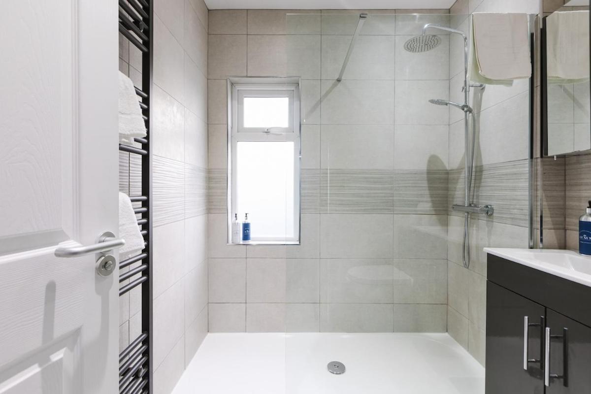 Apartment Luxurious 3 Bedroom In Belfasts Trendy Lisburn Road Sleeps 6 Modern & Spacious