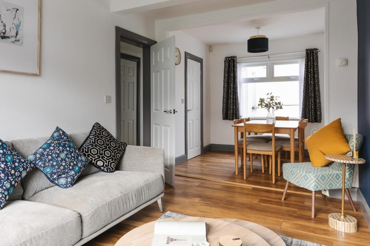 Luxurious 3 Bedroom In Belfasts Trendy Lisburn Road Sleeps 6 Modern & Spacious Apartment *
