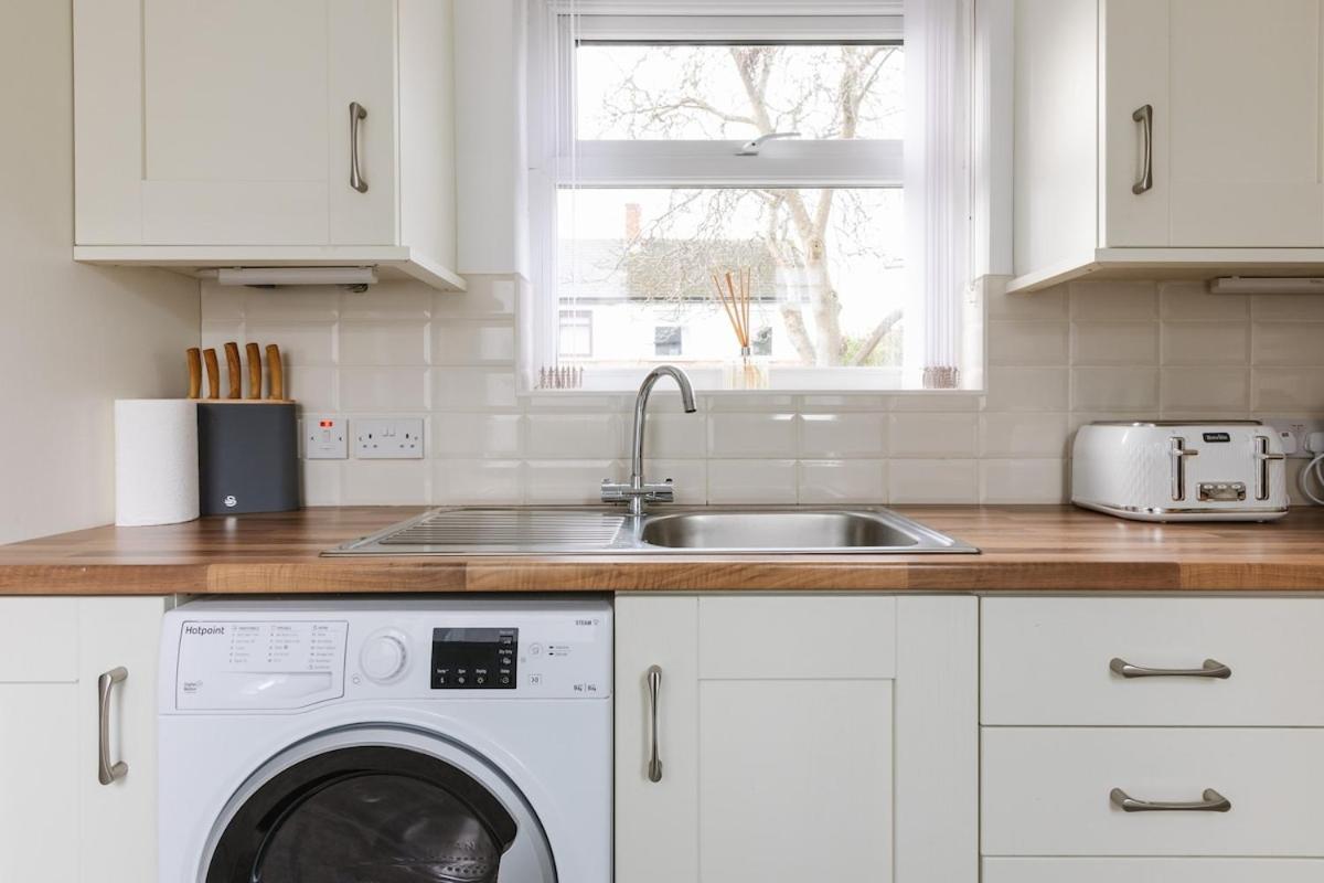 Luxurious 3 Bedroom In Belfasts Trendy Lisburn Road Sleeps 6 Modern & Spacious Belfast