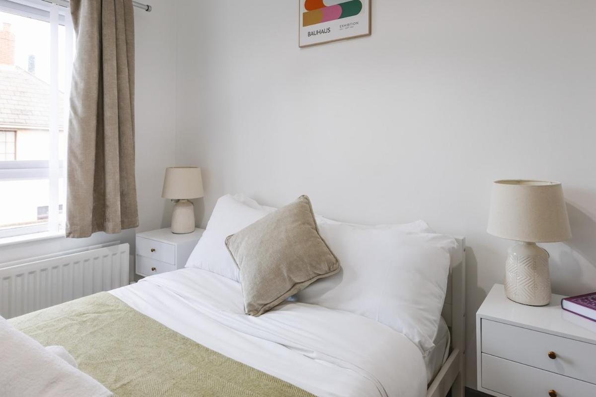 Luxurious 3 Bedroom In Belfasts Trendy Lisburn Road Sleeps 6 Modern & Spacious Apartment *