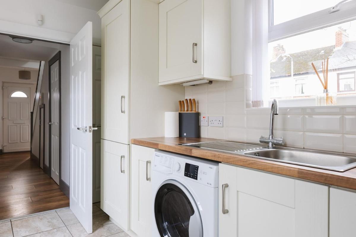 Luxurious 3 Bedroom In Belfasts Trendy Lisburn Road Sleeps 6 Modern & Spacious *