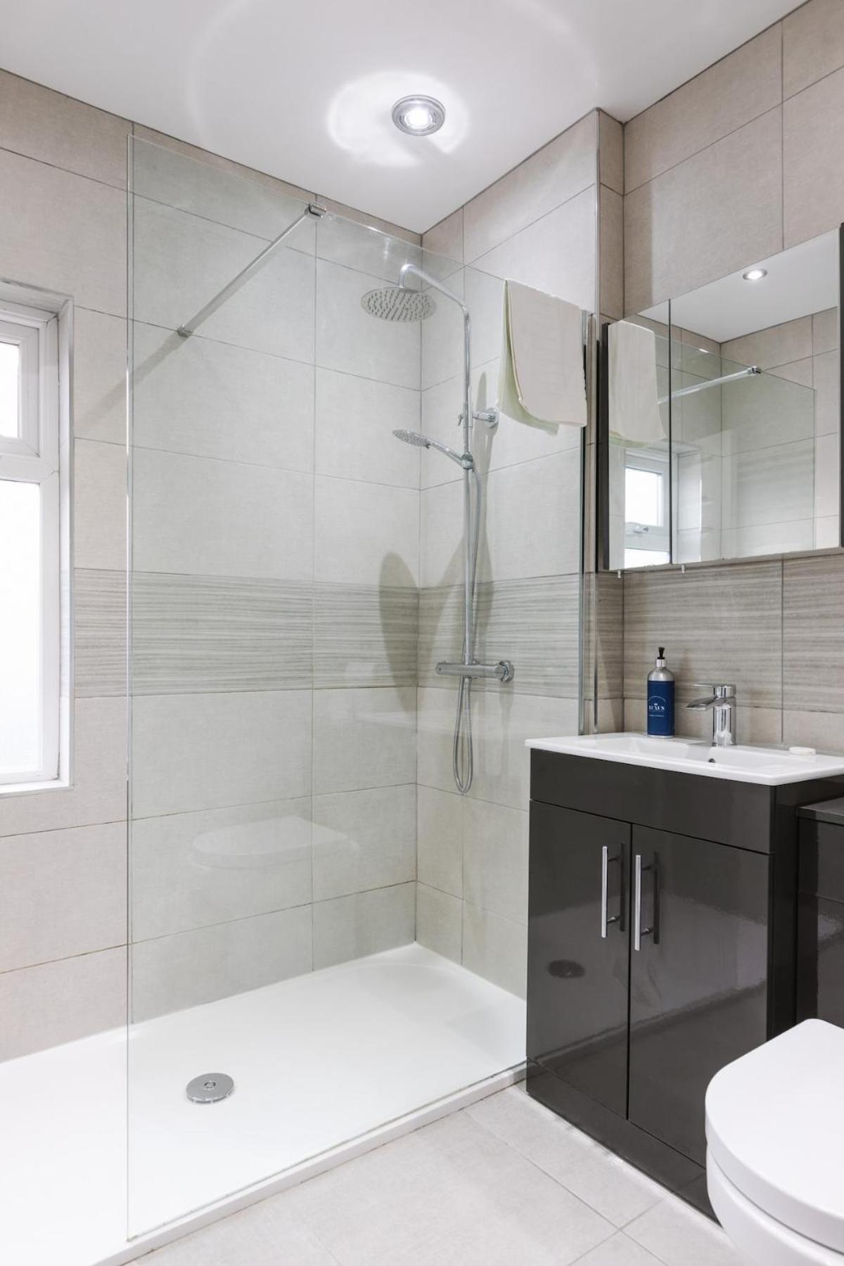 Luxurious 3 Bedroom In Belfasts Trendy Lisburn Road Sleeps 6 Modern & Spacious * Belfast